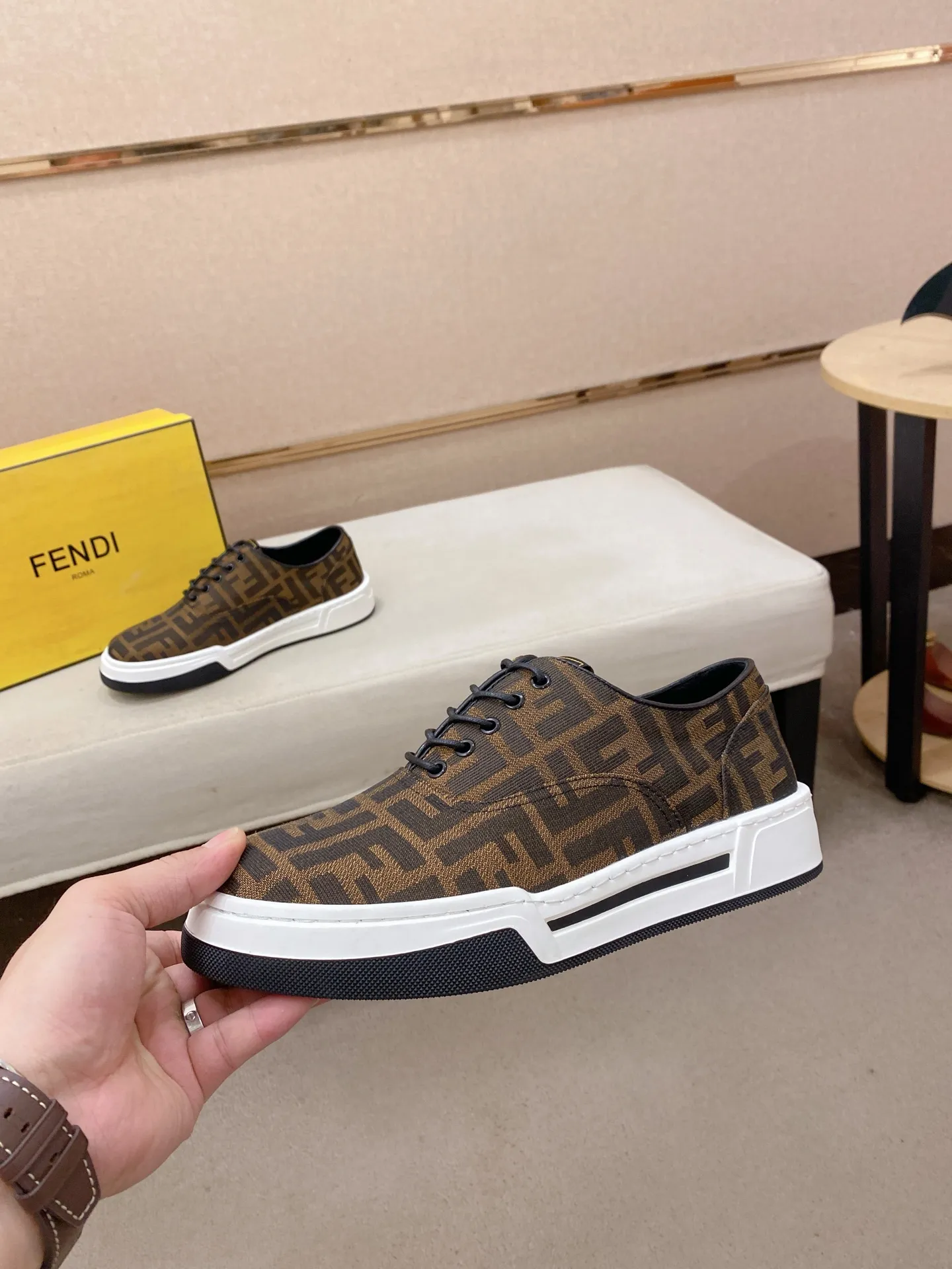 Men's shoes 💰 420💰 (FENDI) New high-top 👊🏻 upper 🇮🇹 imported cowhide fabric 🇩🇪 lining imported sheepskin lining. The original outsole is molded to highlight the identity of every man, and the upper foot is stable and stable🚶🏻🚶🏻The high-end custom counters reproduce the original version📯No matter the wind or rain, the shoe last remains unchanged and can withstand the verification of time🔍️,🔵 Size: 38-44 (45 is custom-made and cannot be returned or exchanged